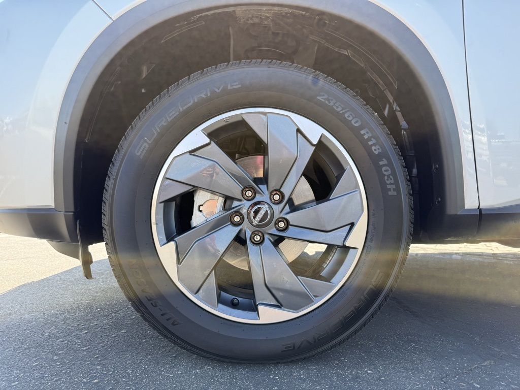 2024 Nissan Rogue SV photo 5