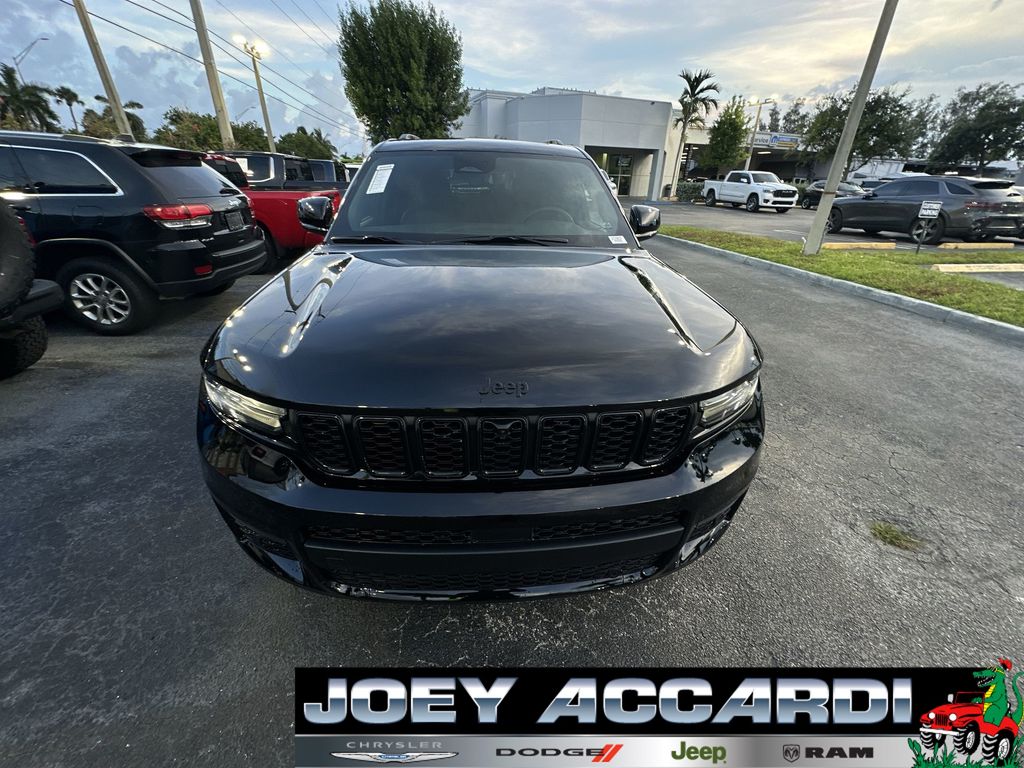 2025 Jeep Grand Cherokee Limited photo 3