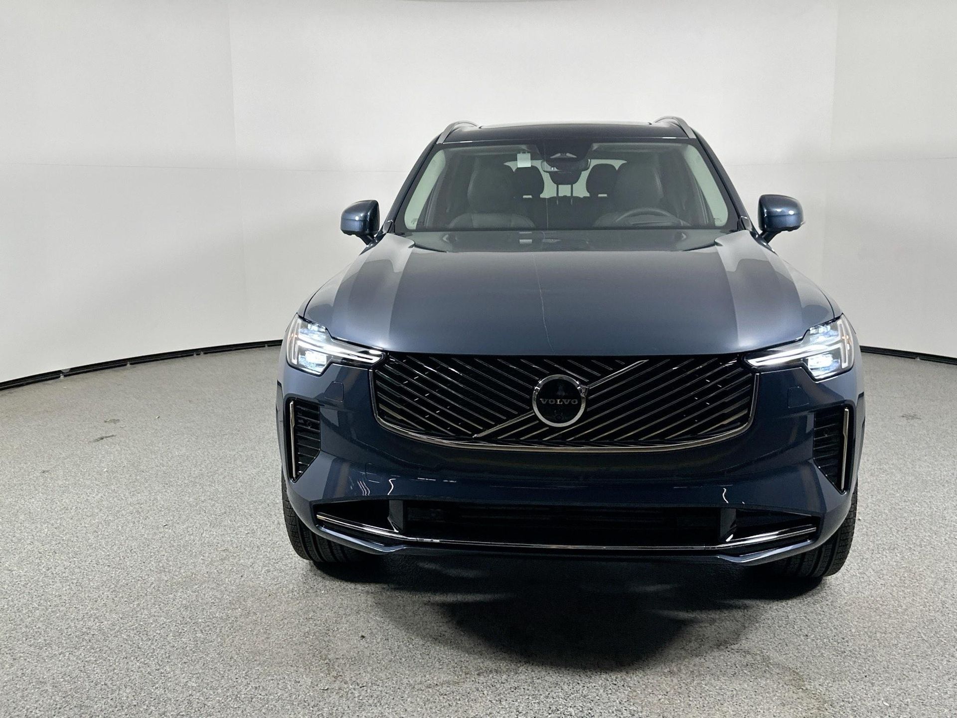 2025 Volvo XC90 T8 AWD photo 2