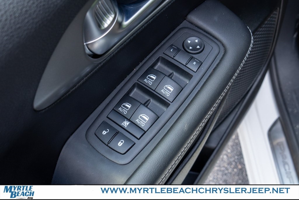 2025 Chrysler Pacifica photo 17