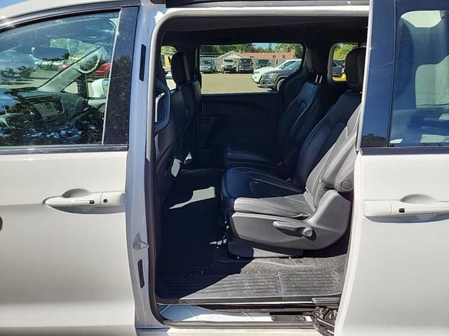 2022 Chrysler Pacifica Hybrid Touring L photo 5