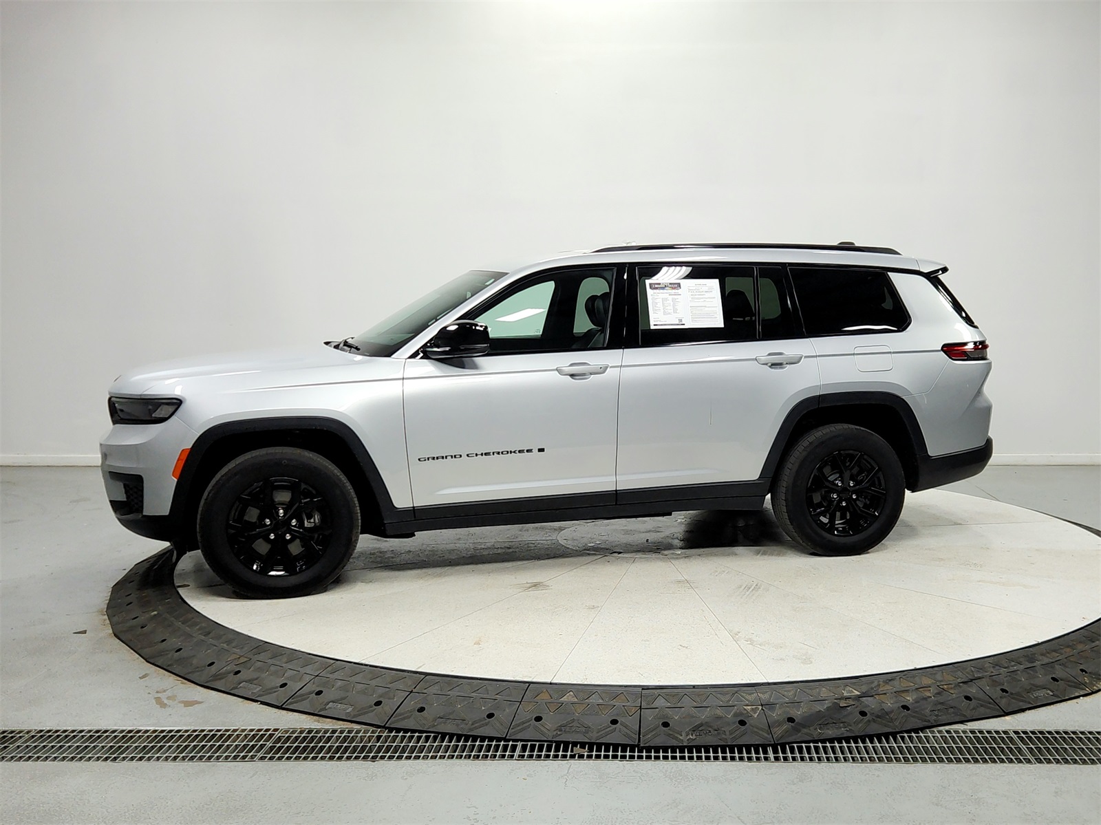 2024 Jeep Grand Cherokee Altitude photo 2