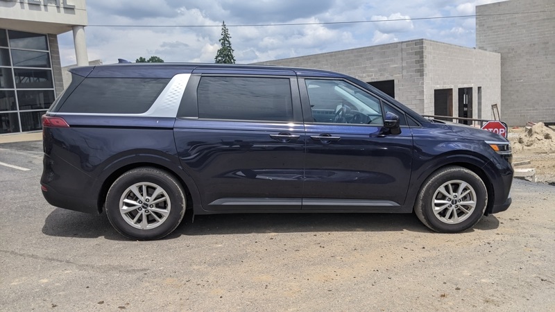 2024 Kia Carnival LX photo 2