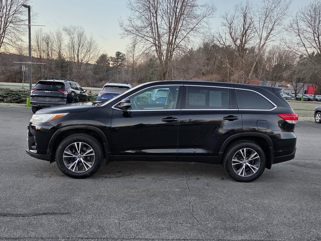 2019 Toyota Highlander LE photo 3