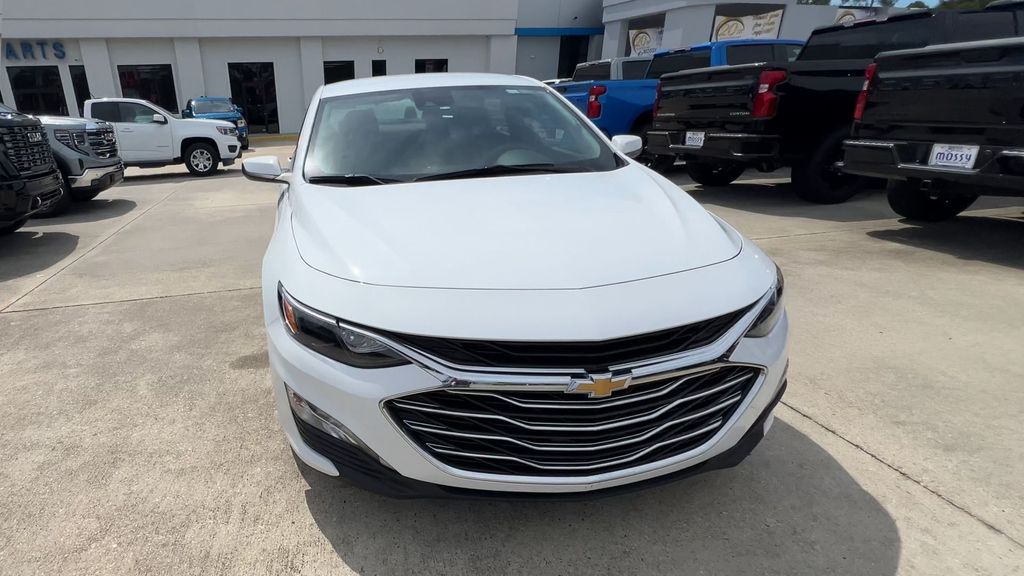 2024 Chevrolet Malibu 1LT photo 2