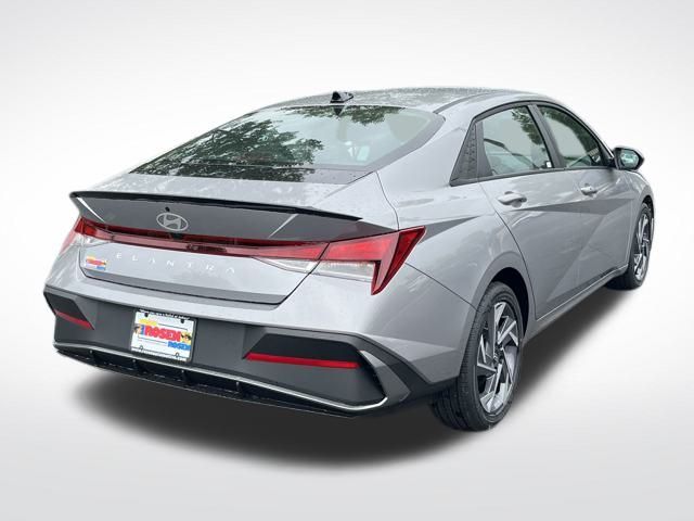 2025 Hyundai Elantra SEL Sport photo 4