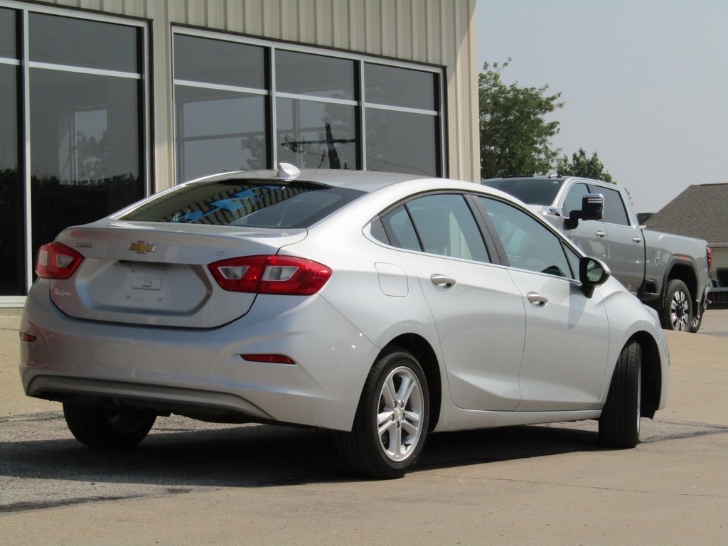 2017 Chevrolet Cruze LT photo 3