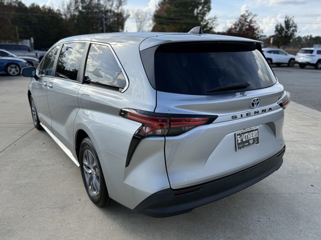 2021 Toyota Sienna LE photo 3