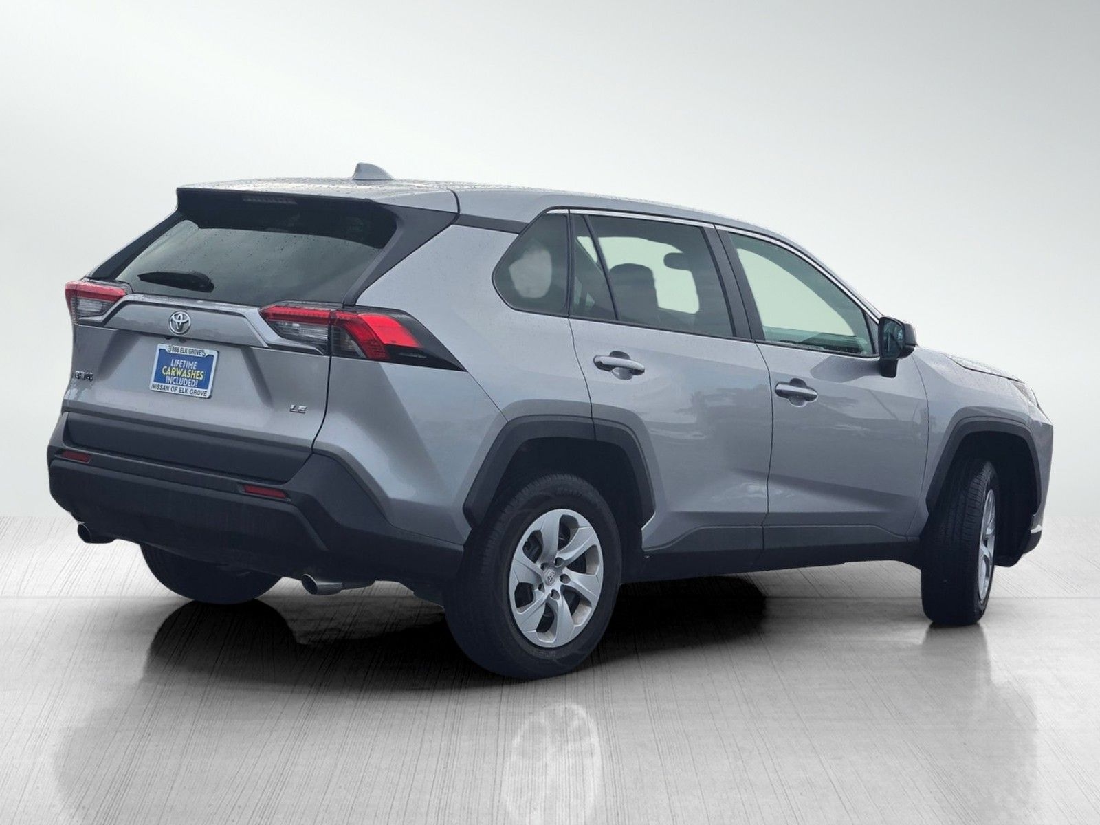 2023 Toyota RAV4 LE photo 3
