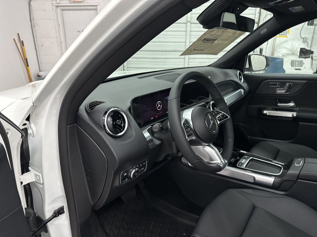 2025 Mercedes Benz GLB 250 photo 9