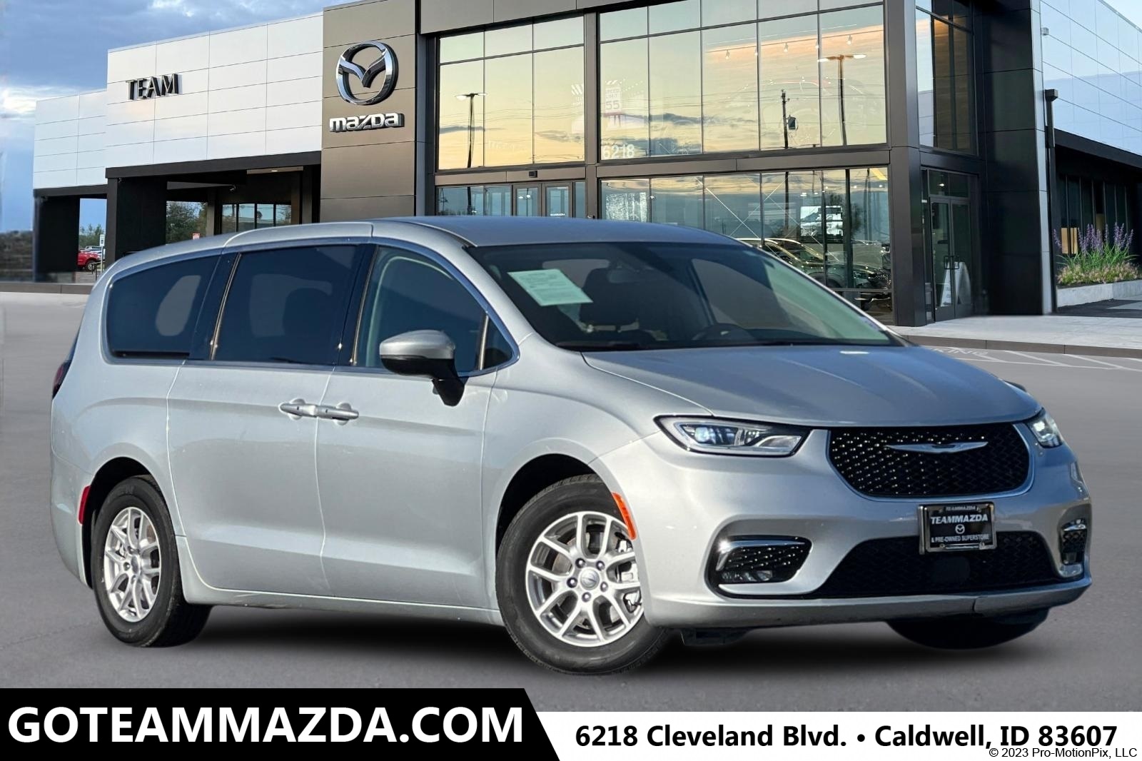 2023 Chrysler Pacifica Touring L's photo