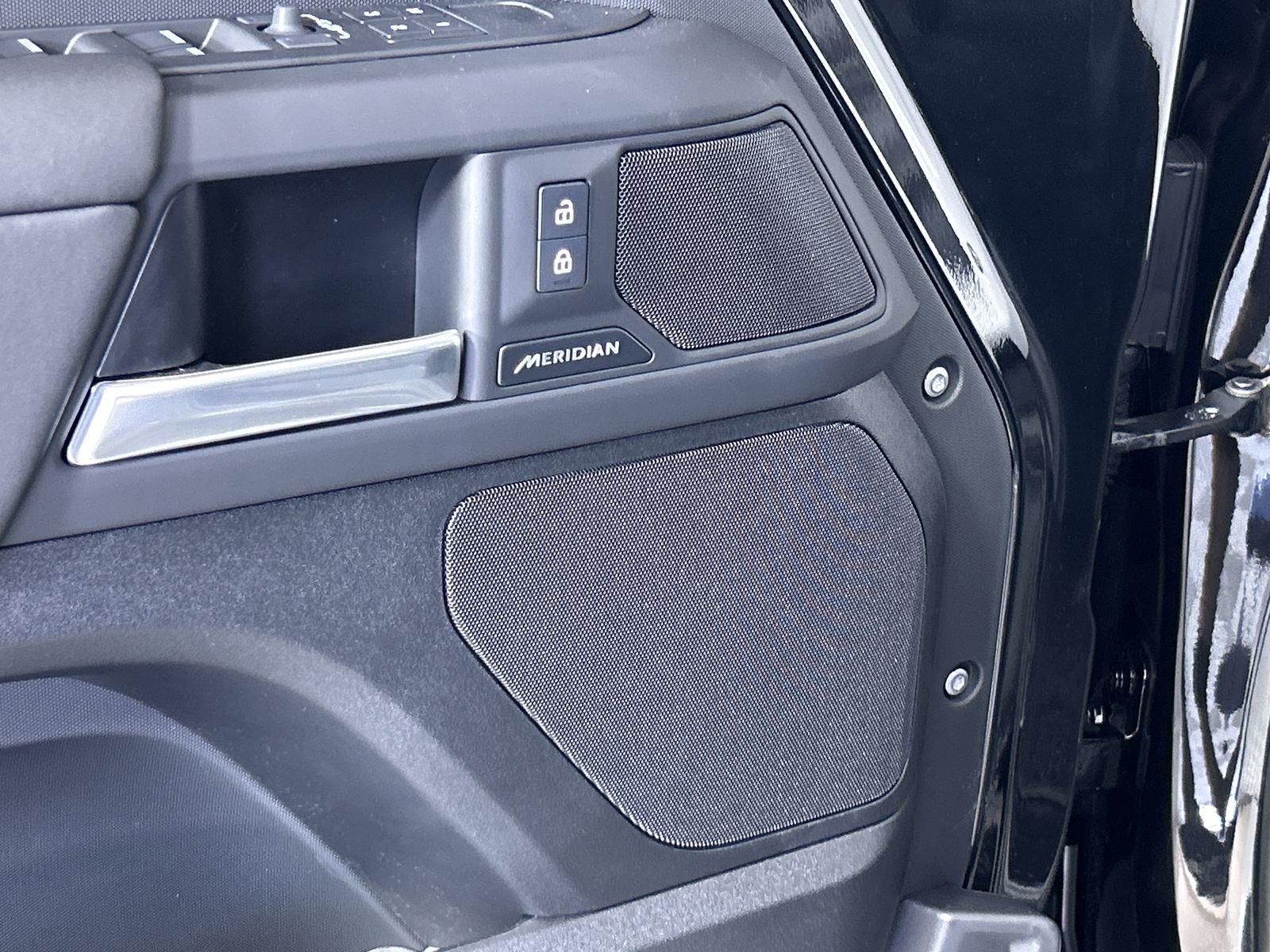 2025 Land Rover Defender 110 S photo 22
