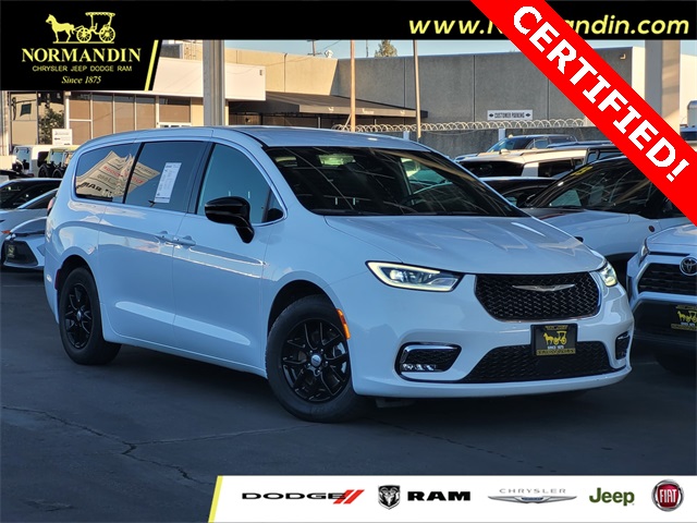 2025 Chrysler Pacifica Select's photo