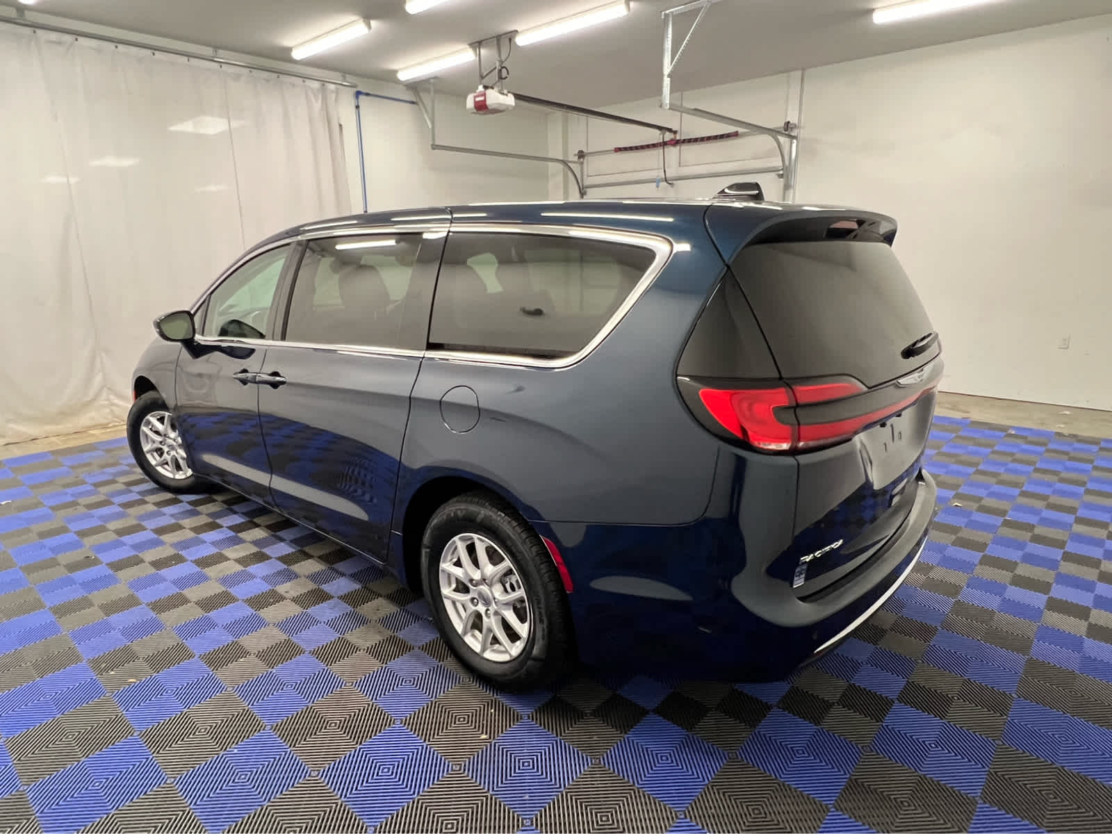 2024 Chrysler Pacifica Touring L photo 4