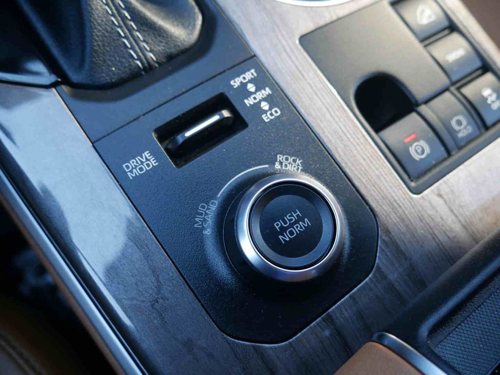 2023 Toyota Highlander LE photo 34