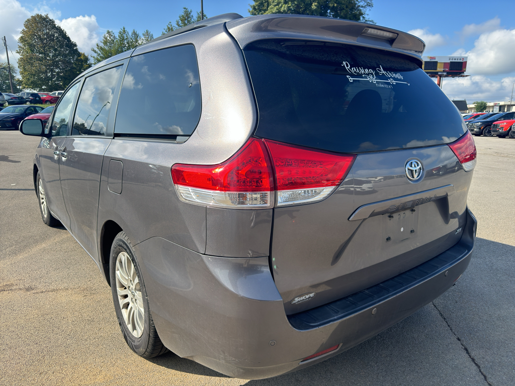2014 Toyota Sienna XLE photo 8