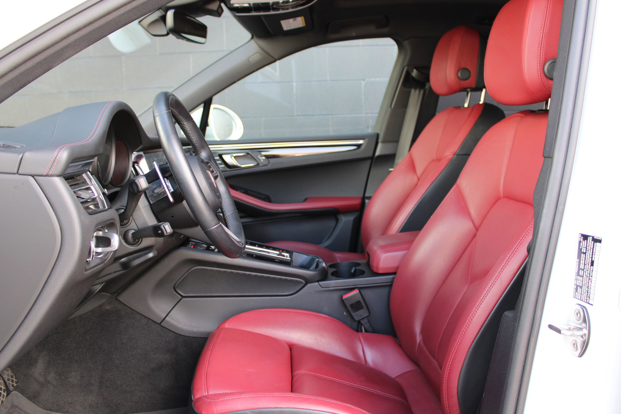 2023 Porsche Macan T photo 5