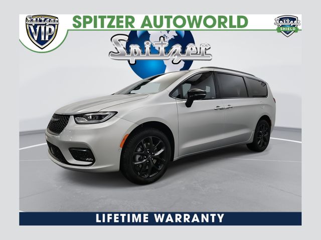 2026 Chrysler Pacifica Limited's photo