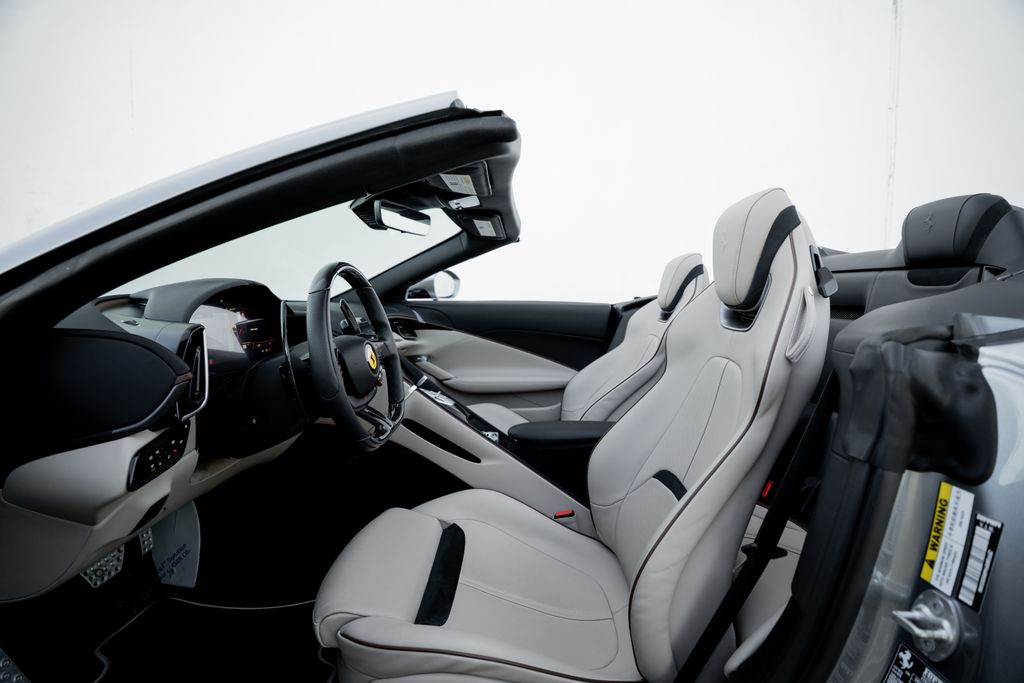 2024 Ferrari Roma Spider photo 2