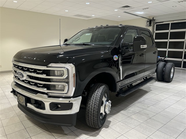 2026 Ford F-350 Super Duty Chassis Cab Lariat's photo