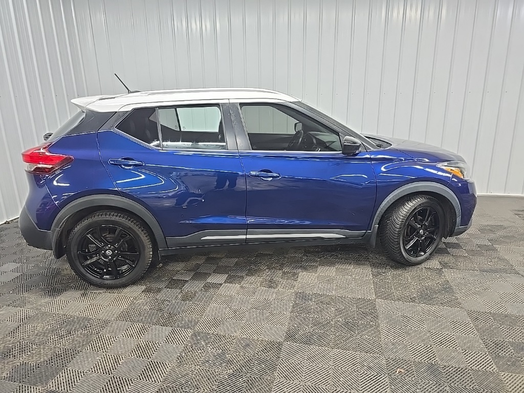 2019 Nissan Kicks SR photo 2