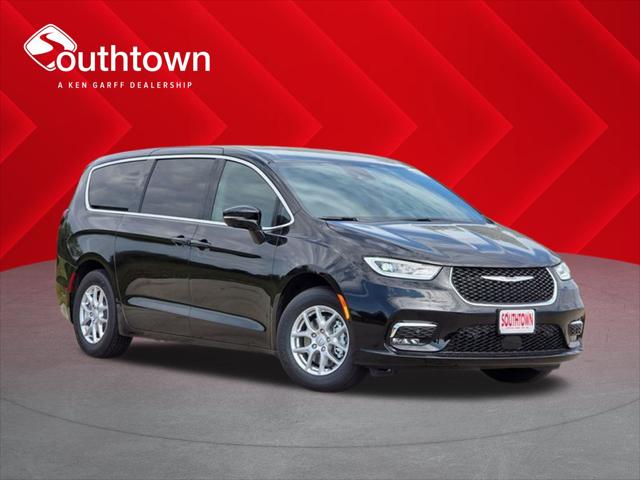 2026 Chrysler Pacifica Select's photo