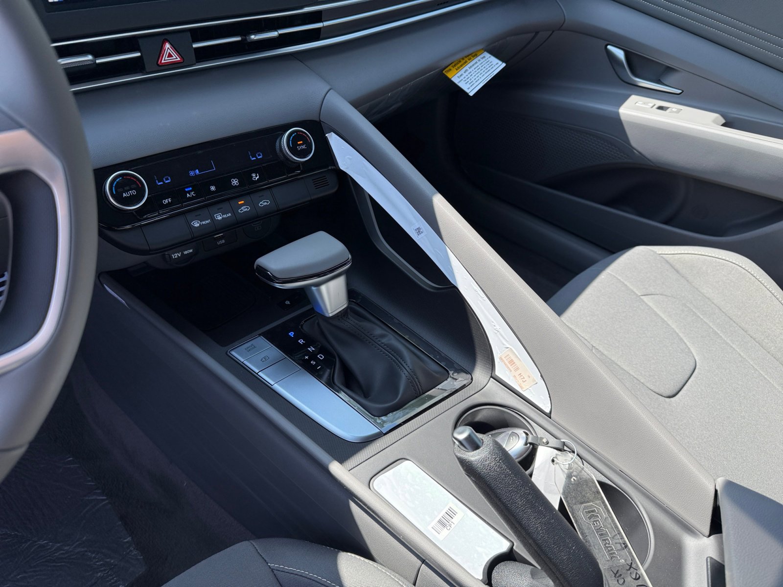 2025 Hyundai Elantra SEL Sport photo 13