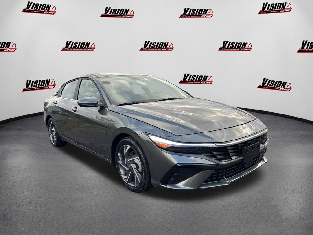 2024 Hyundai Elantra SEL Convenience photo 3