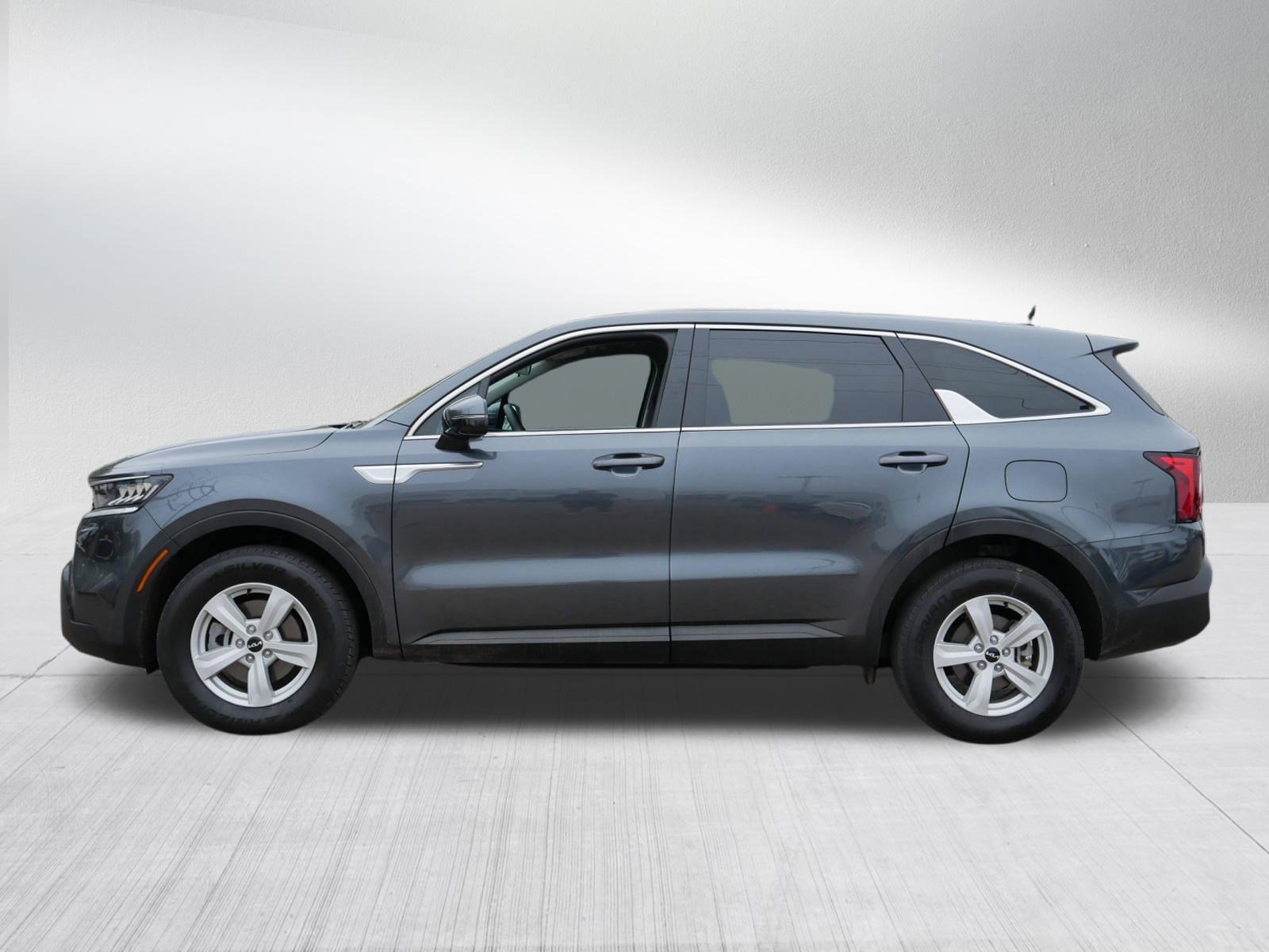 2022 Kia Sorento LX photo 2