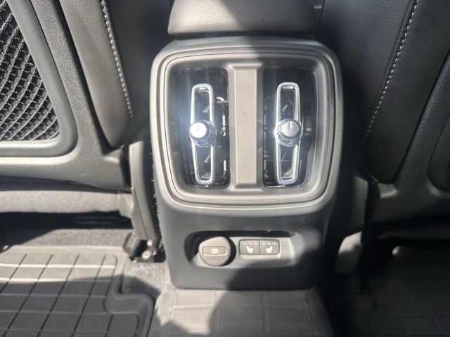 2023 Volvo XC40 Plus photo 9