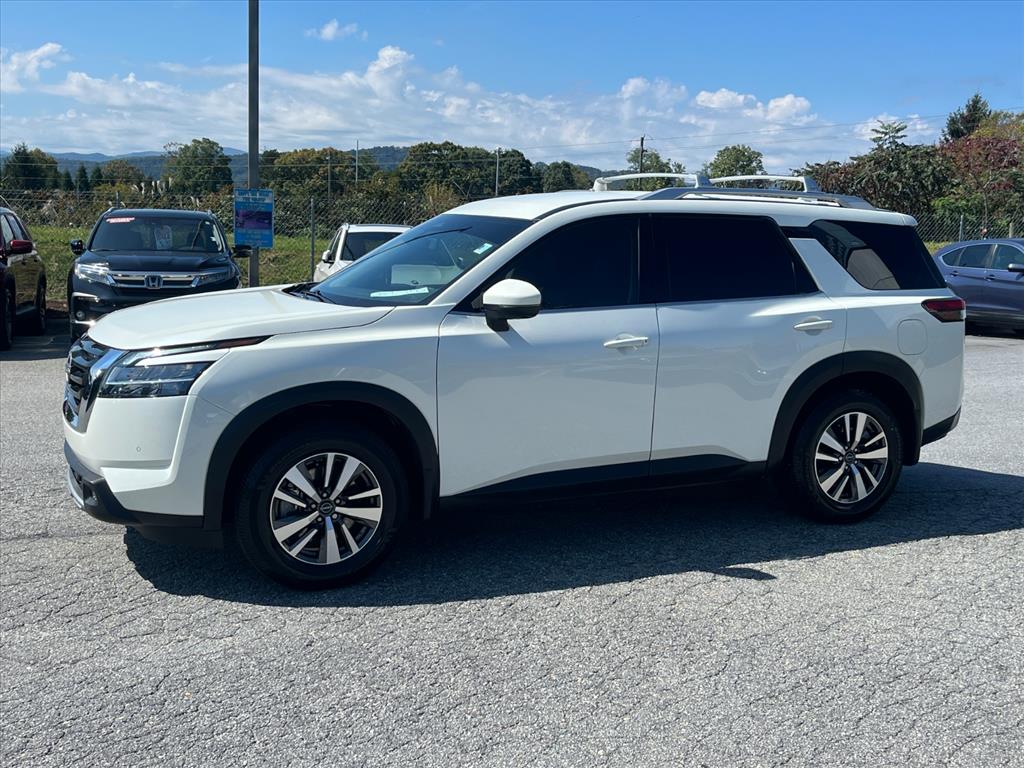 2024 Nissan Pathfinder SL photo 4