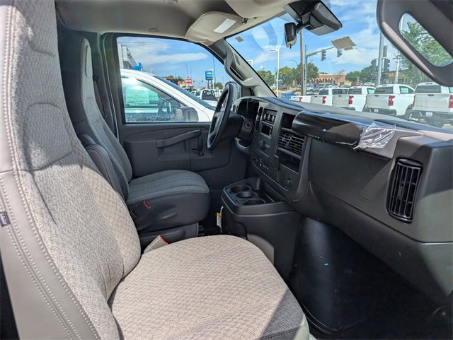 2025 Chevrolet Express Cargo 3500 photo 5