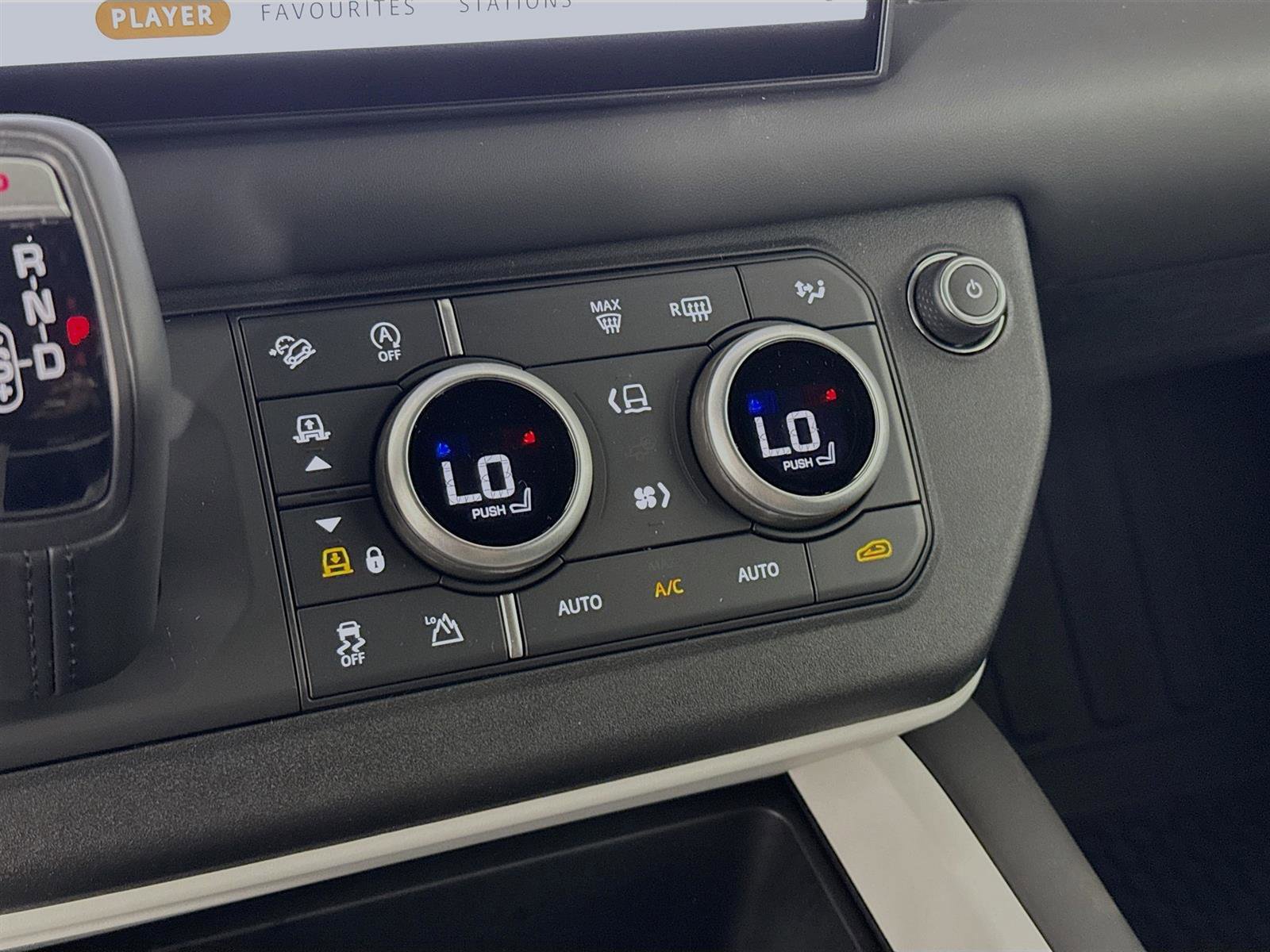 2025 Land Rover Defender 110 X-Dynamic SE photo 13
