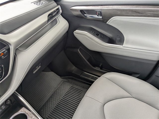 2024 Toyota Highlander Platinum photo 18