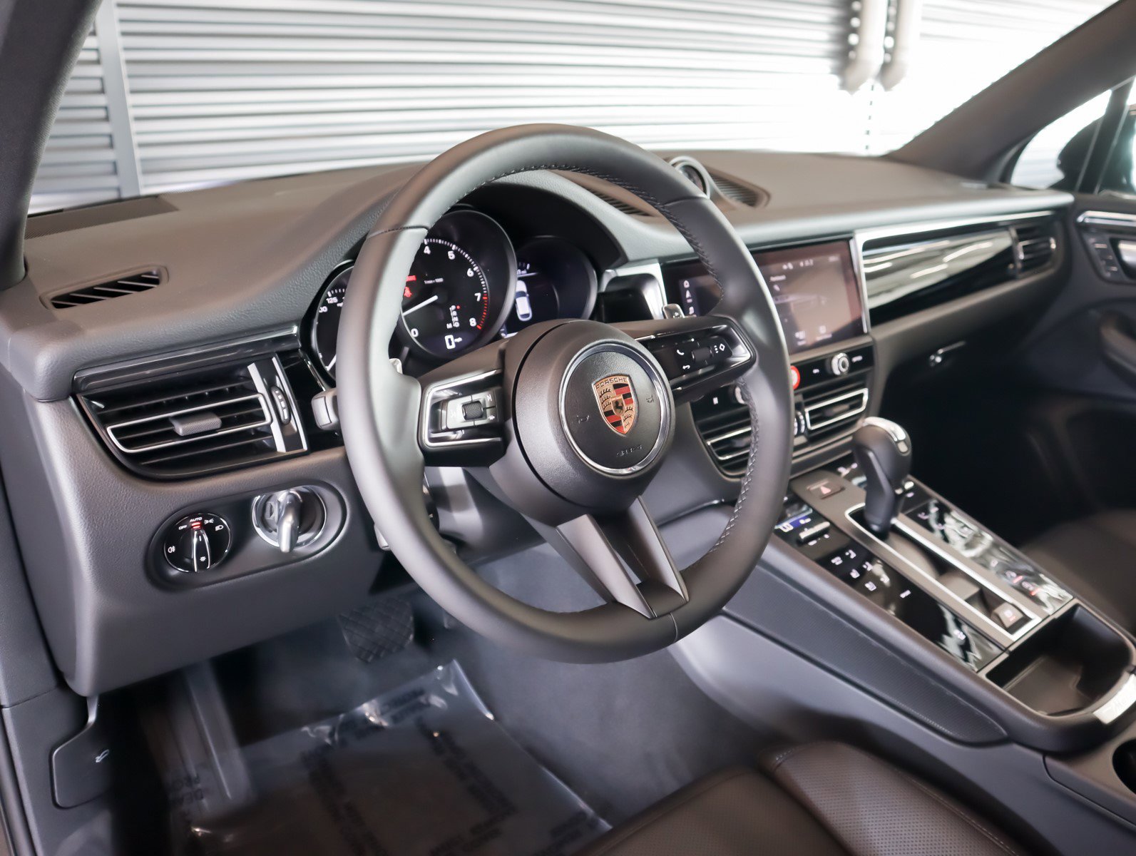 2025 Porsche Macan T photo 3