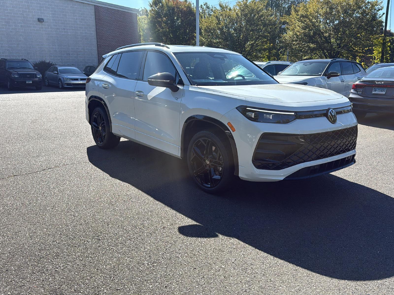 2025 Volkswagen Tiguan SE R-Line Black photo 8