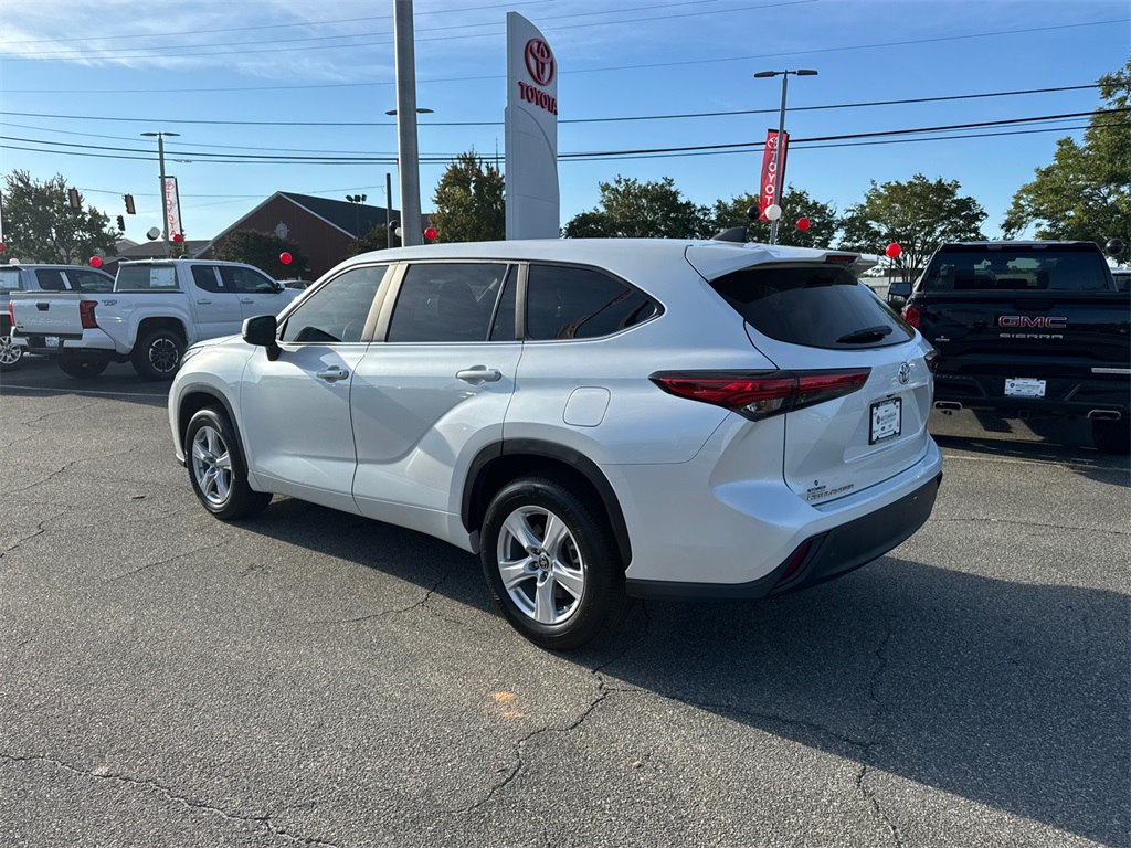 2023 Toyota Highlander L photo 4