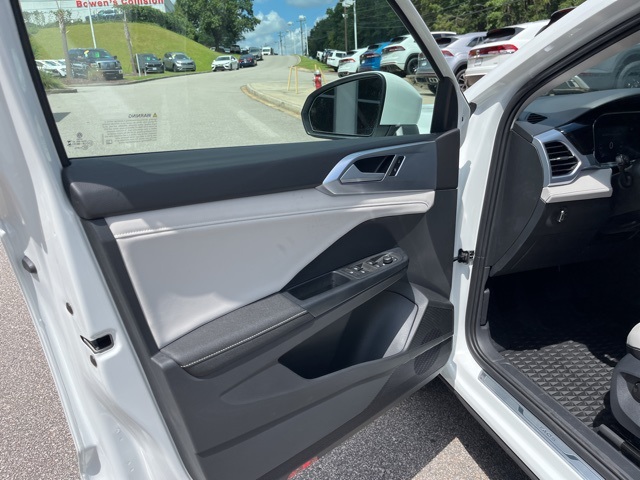 2025 Volkswagen Taos SE photo 2