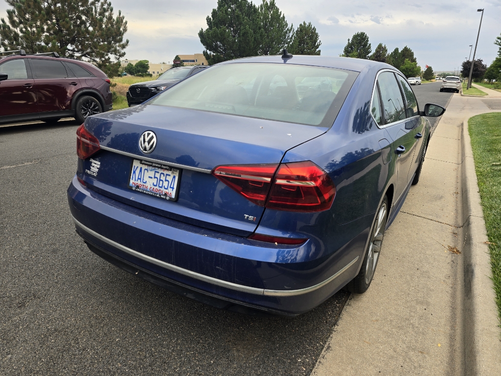 2017 Volkswagen Passat R-Line photo 5