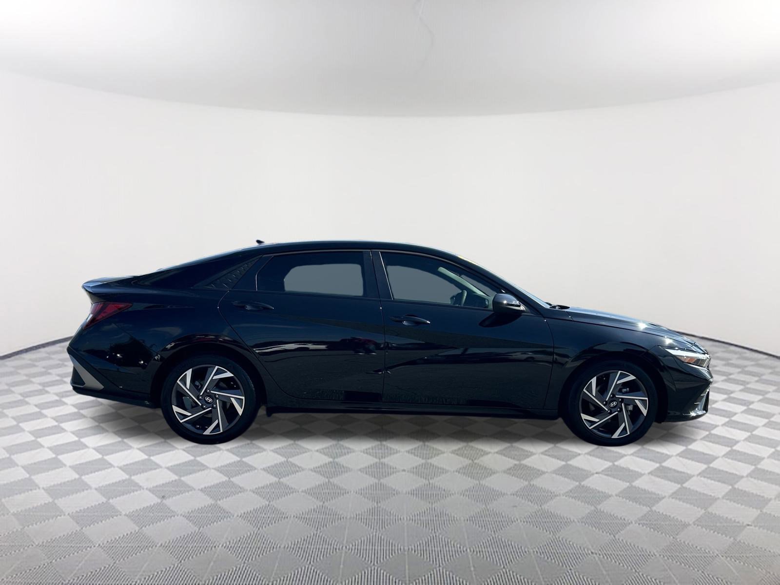 2025 Hyundai Elantra SEL Sport photo 4