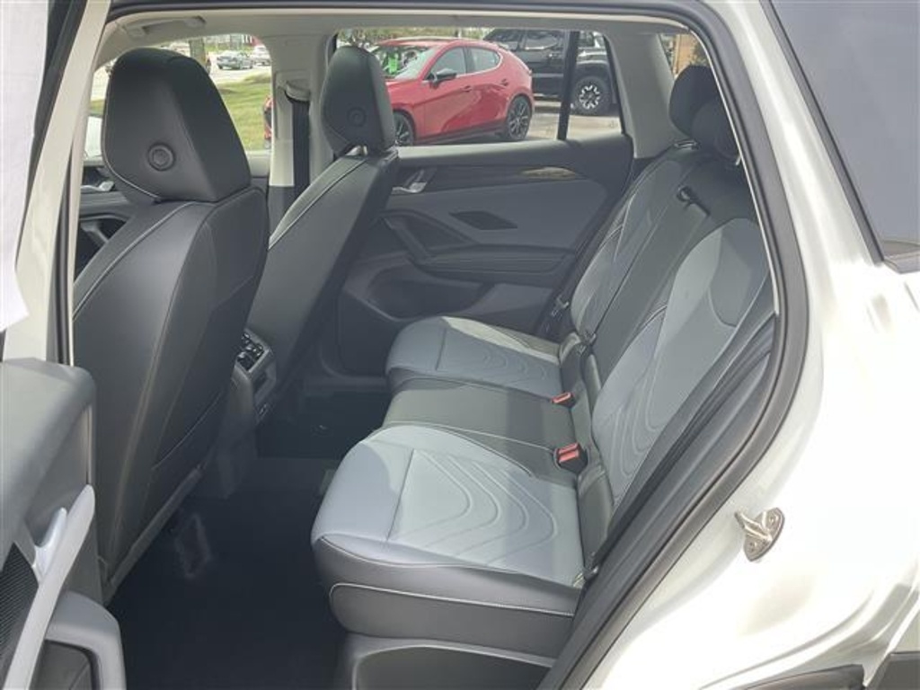 2025 Volkswagen Tiguan SE photo 3