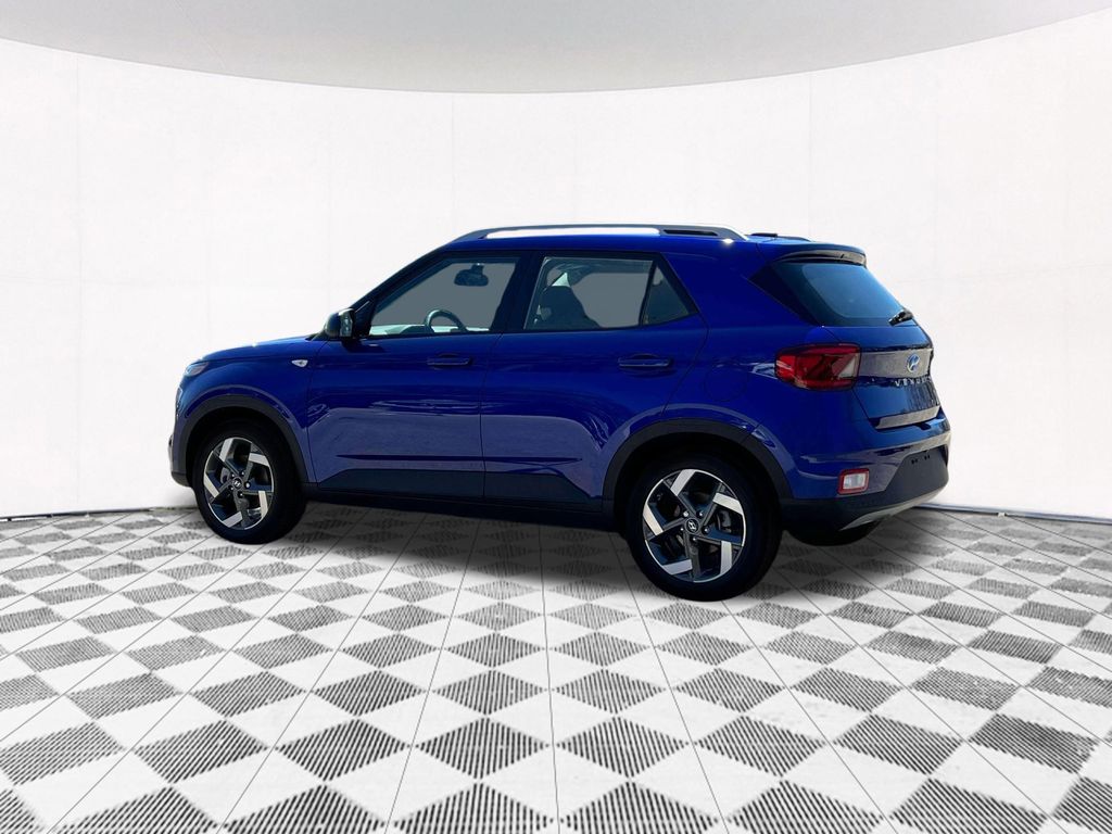 2025 Hyundai Venue SEL photo 2