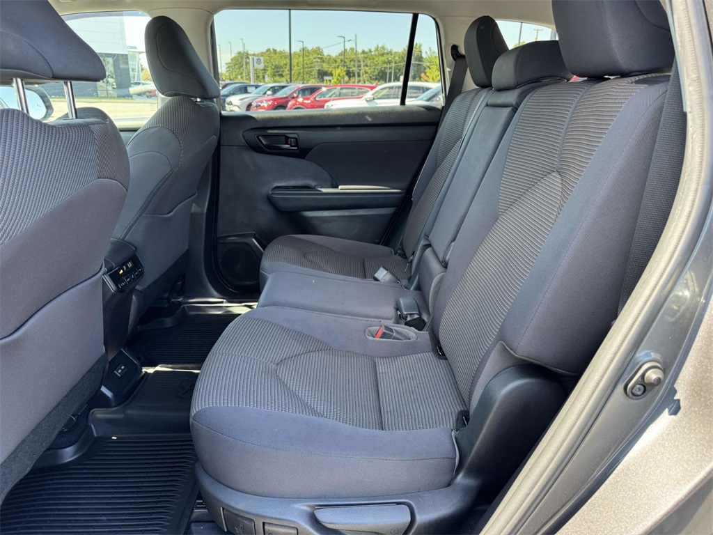 2023 Toyota Highlander Hybrid LE photo 11