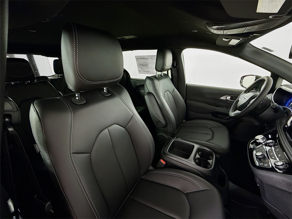2025 Chrysler Pacifica photo 27