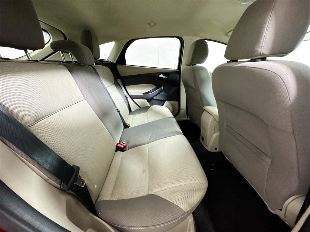 2014 Ford Focus SE photo 16