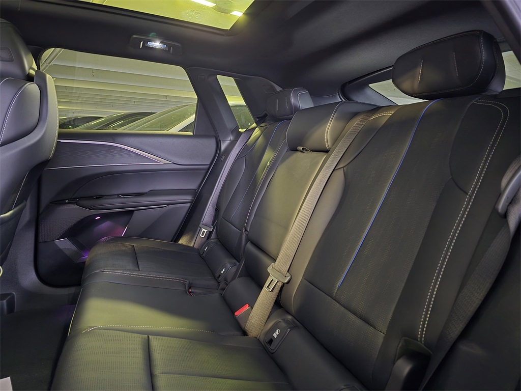 2025 Cadillac Lyriq Luxury photo 12