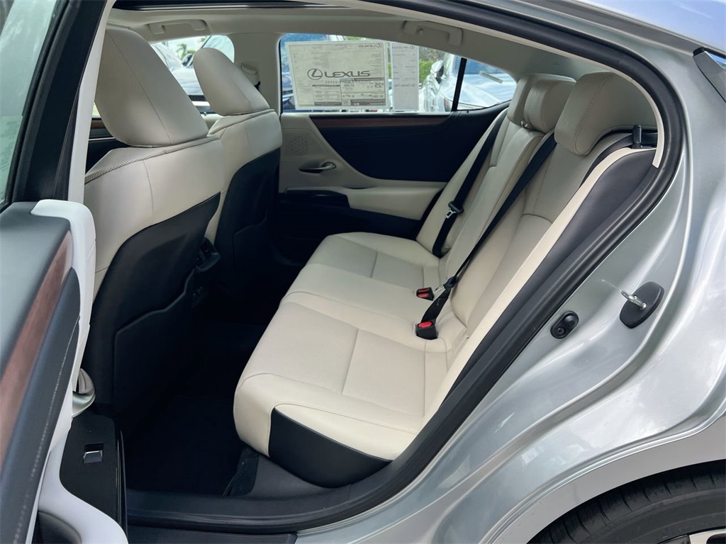 2025 Lexus ES 350 photo 18