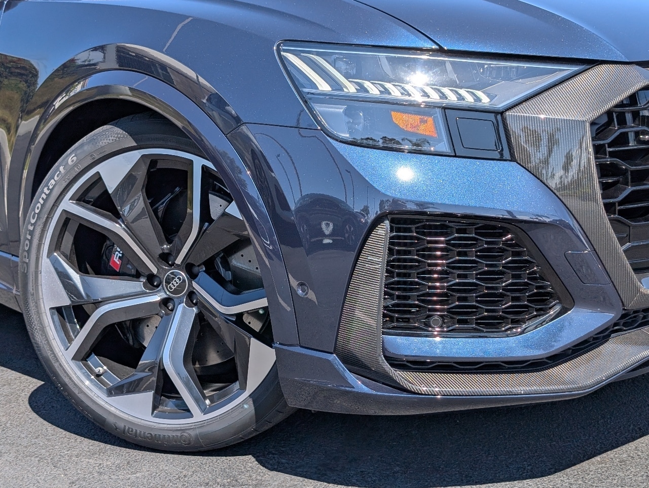 2024 Audi RS Q8 photo 2