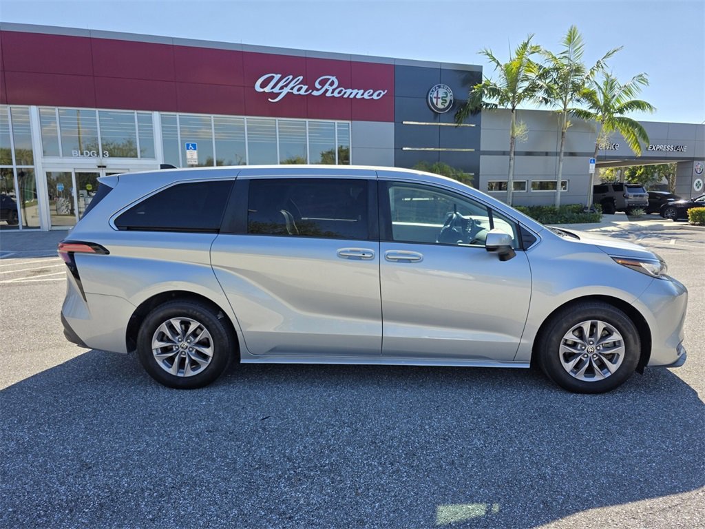 2022 Toyota Sienna LE photo 3