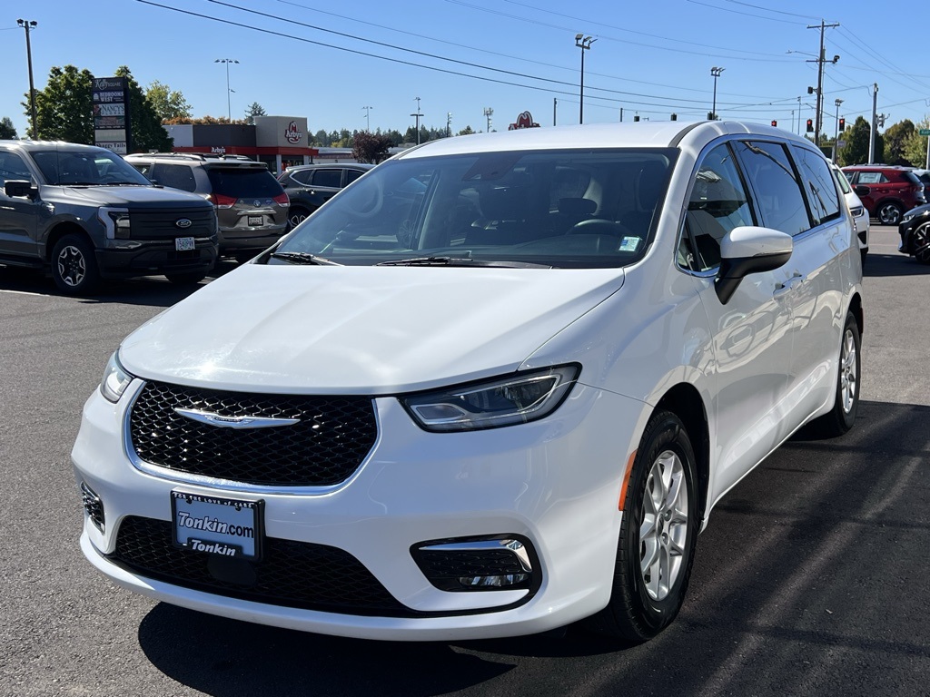 2023 Chrysler Pacifica Touring L photo 3